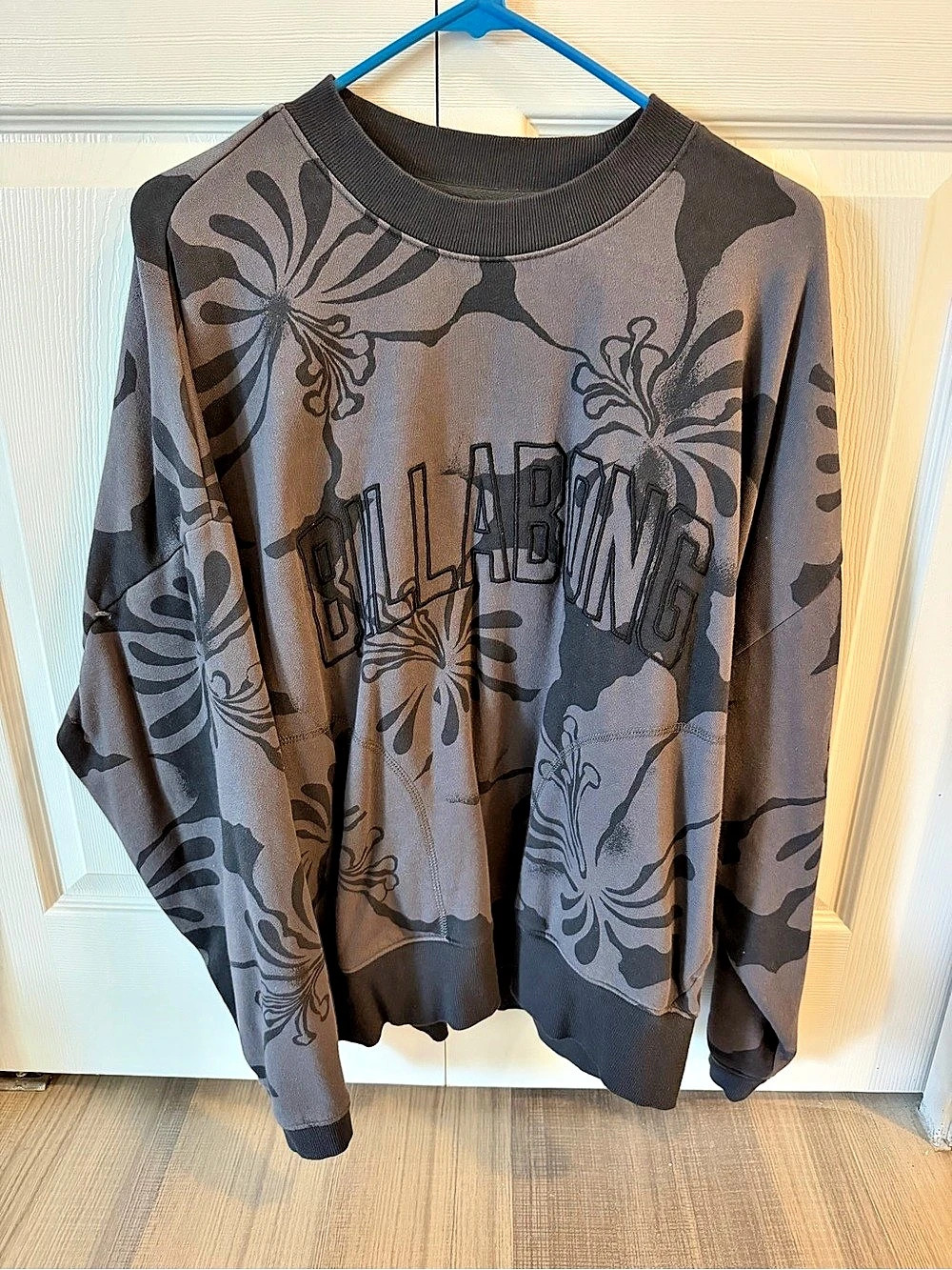 Billabong Hibiscus Floral Graphic Crewneck Sweatshirt Gray & Black Medium